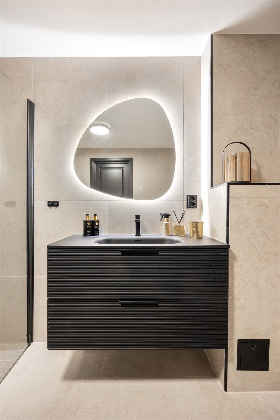 Rommet har innredning med nedfelt servant, veggmontert toalett, dusjhjørne og opplegg for vaskemaskin Galleribilde