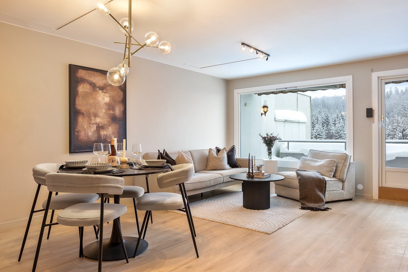 Dette er en gjennomgående og stor 4-roms leilighet med praktisk planløsning Galleribilde