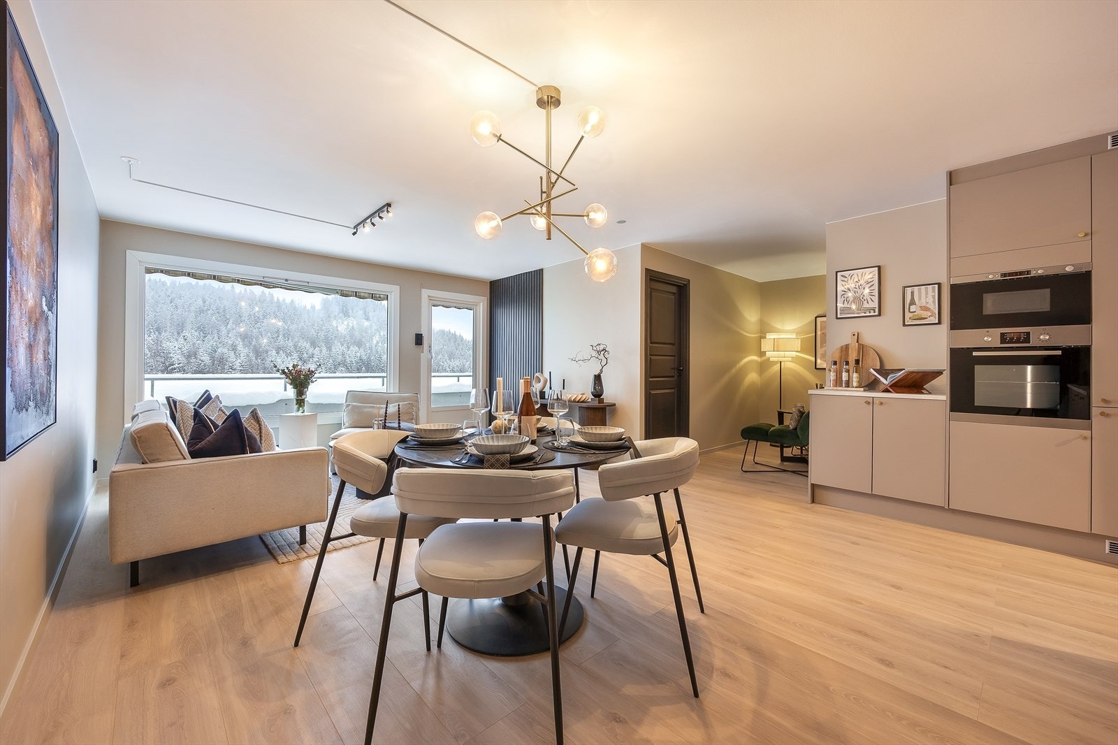 Gulvet er en slitesterk XL laminat som føles mykt å gå på Galleribilde