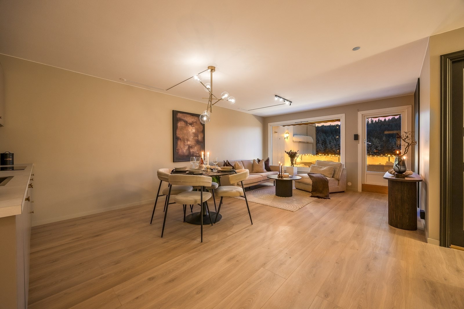 Rikelig med belysning i stuen Galleribilde