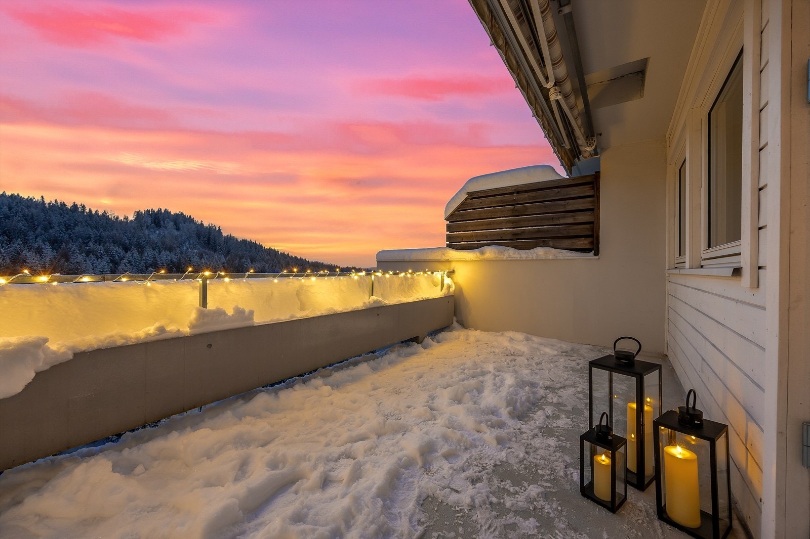 Balkongen er svært romslig og enkel å møblere Galleribilde