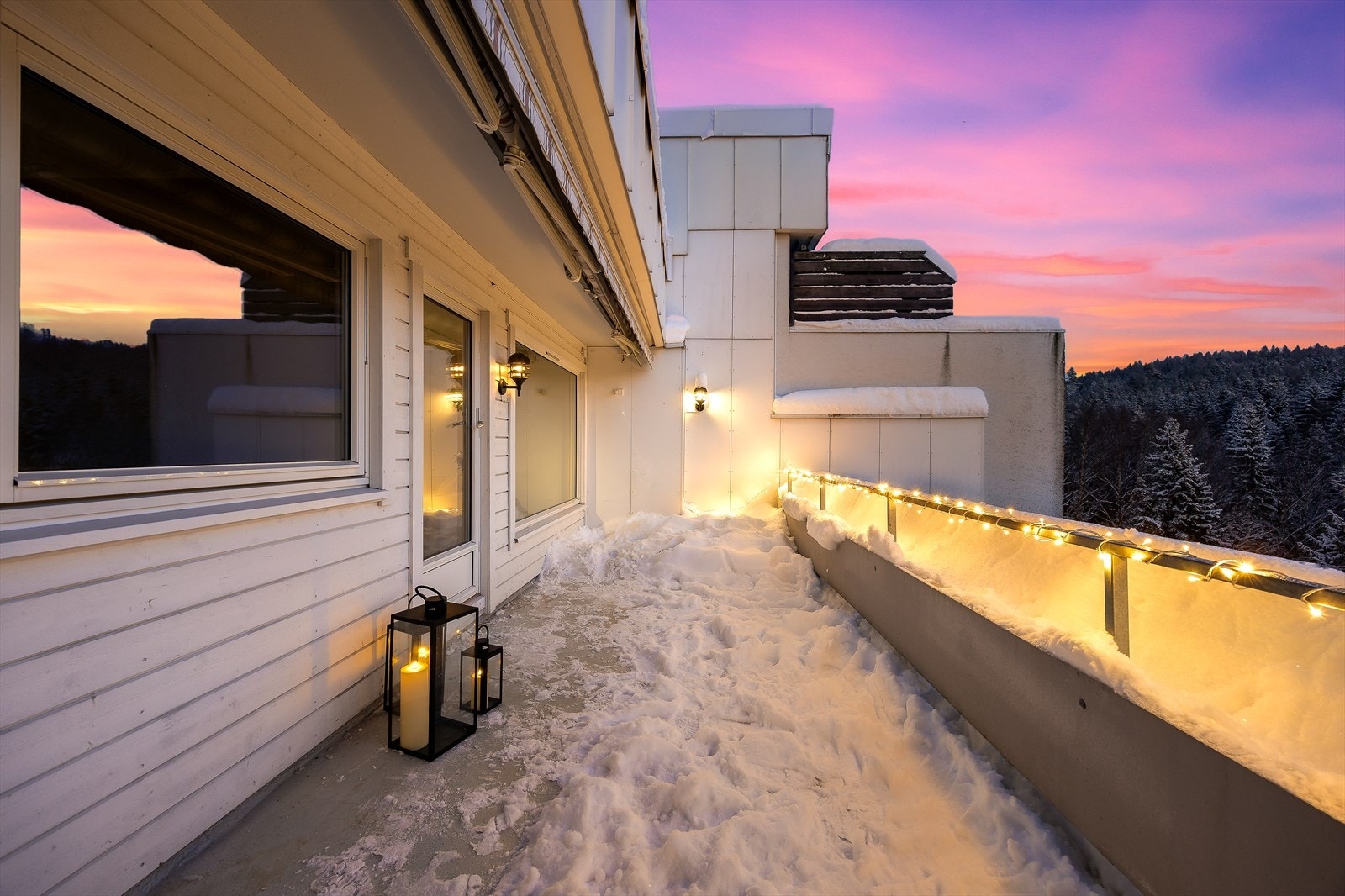 Stor balkong med gode møblerings og oppbevaringsmuligheter Galleribilde