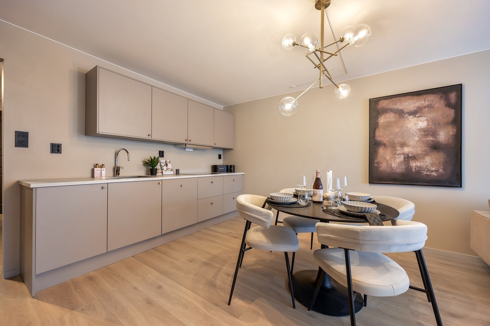 Innredningen er fra HTH, og har skap med glatte fronter samt benkeplate av laminat Galleribilde