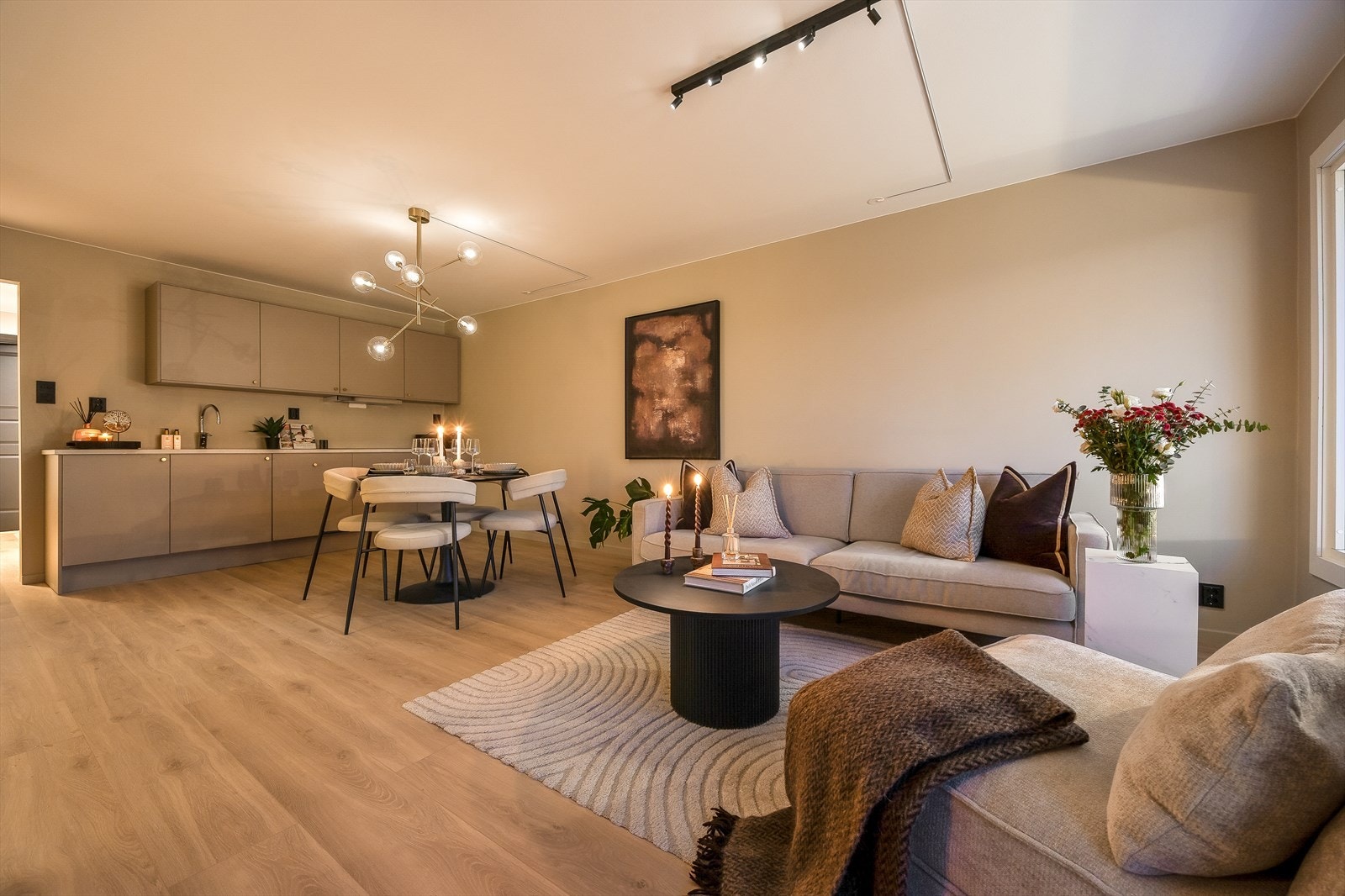 Helt nytt jordet elektrisk anlegg i leiligheten med bla nye kurser, sorte stikkontakter og brytere, nye lamper, ink eksklusiv spisebordsplambe og komfyrvakt Galleribilde