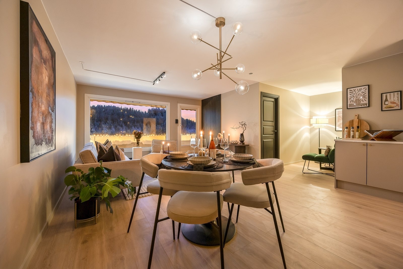 Rommet har mange møbleringsmuligheter, og har god plass til sofaseksjon, tv-møbel og spisegruppe Galleribilde