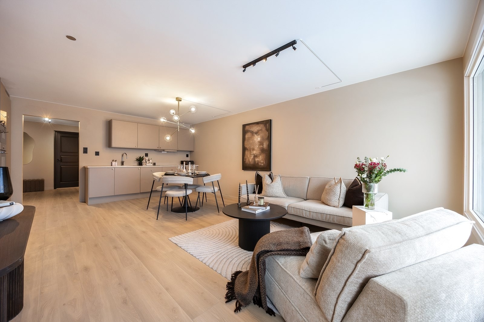 Stuen er svært romslig og er i en åpen løsning mot et delikat HTH kjøkken Galleribilde