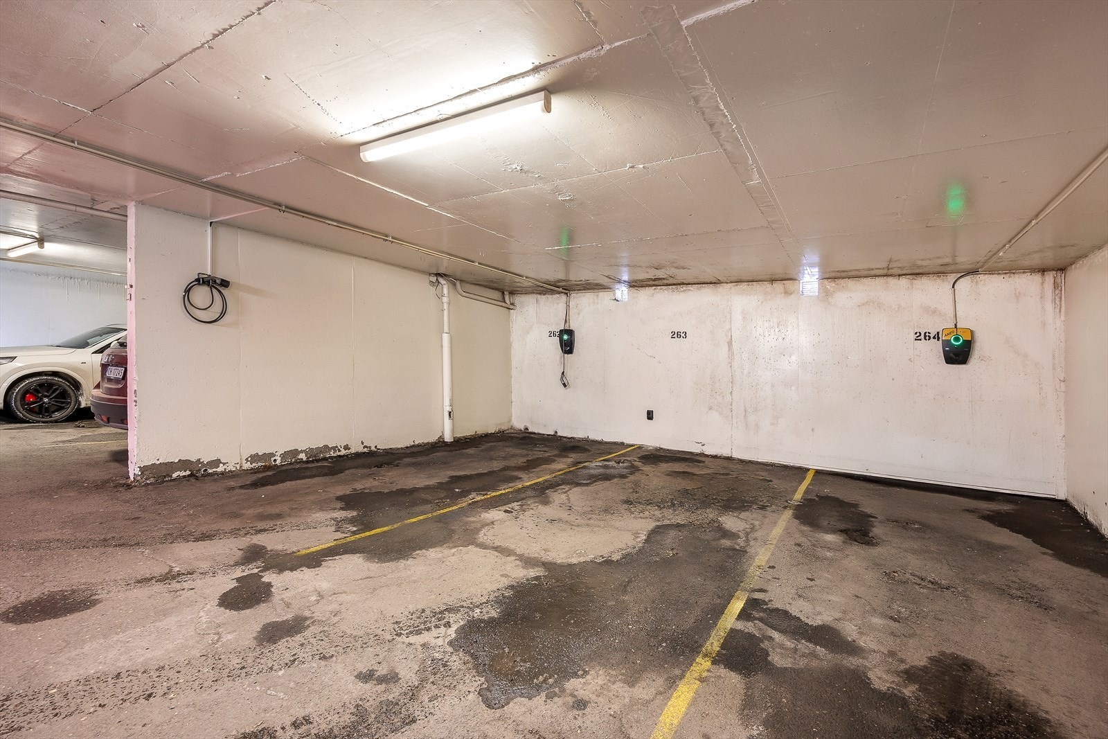 Andelen disponerer en garasjeplass i borettslagets anlegg. Det er lagt opp til elbillading fra Aneo på plassene.
Det er mulig for leie av ekstra parkeringsplass ute (foreløpig uten mulighet for elbil ladning). Galleribilde