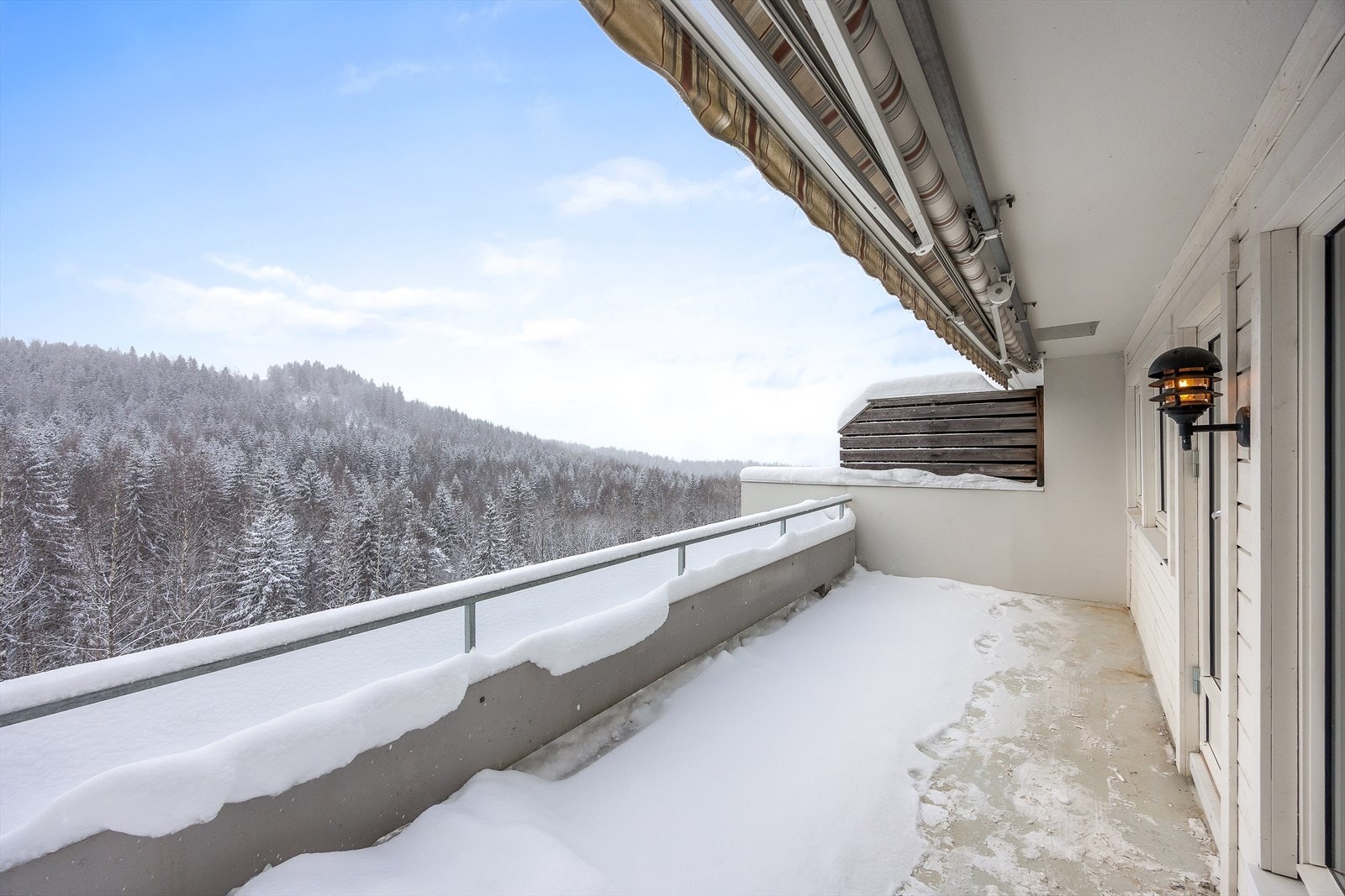 Utsikt mot naturskjønne omgivelser Galleribilde