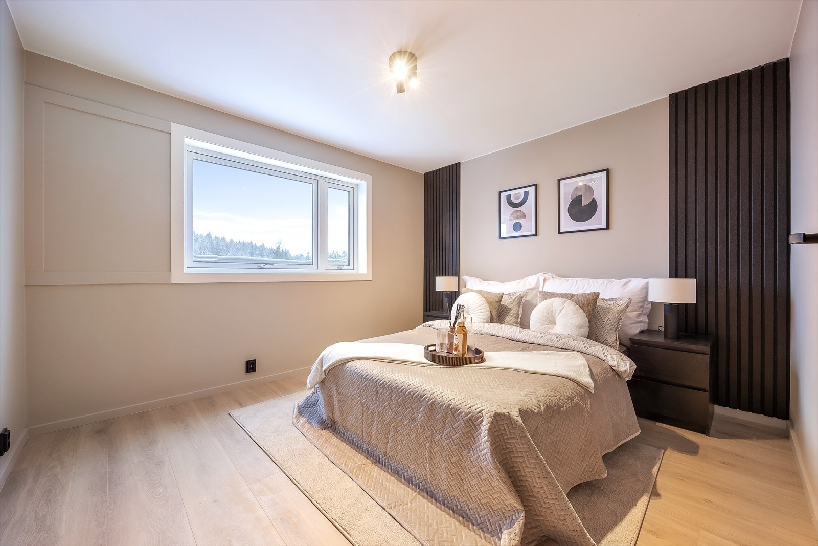 Hovedsoverommet har plass til dobbeltseng med tilhørende nattbord Galleribilde