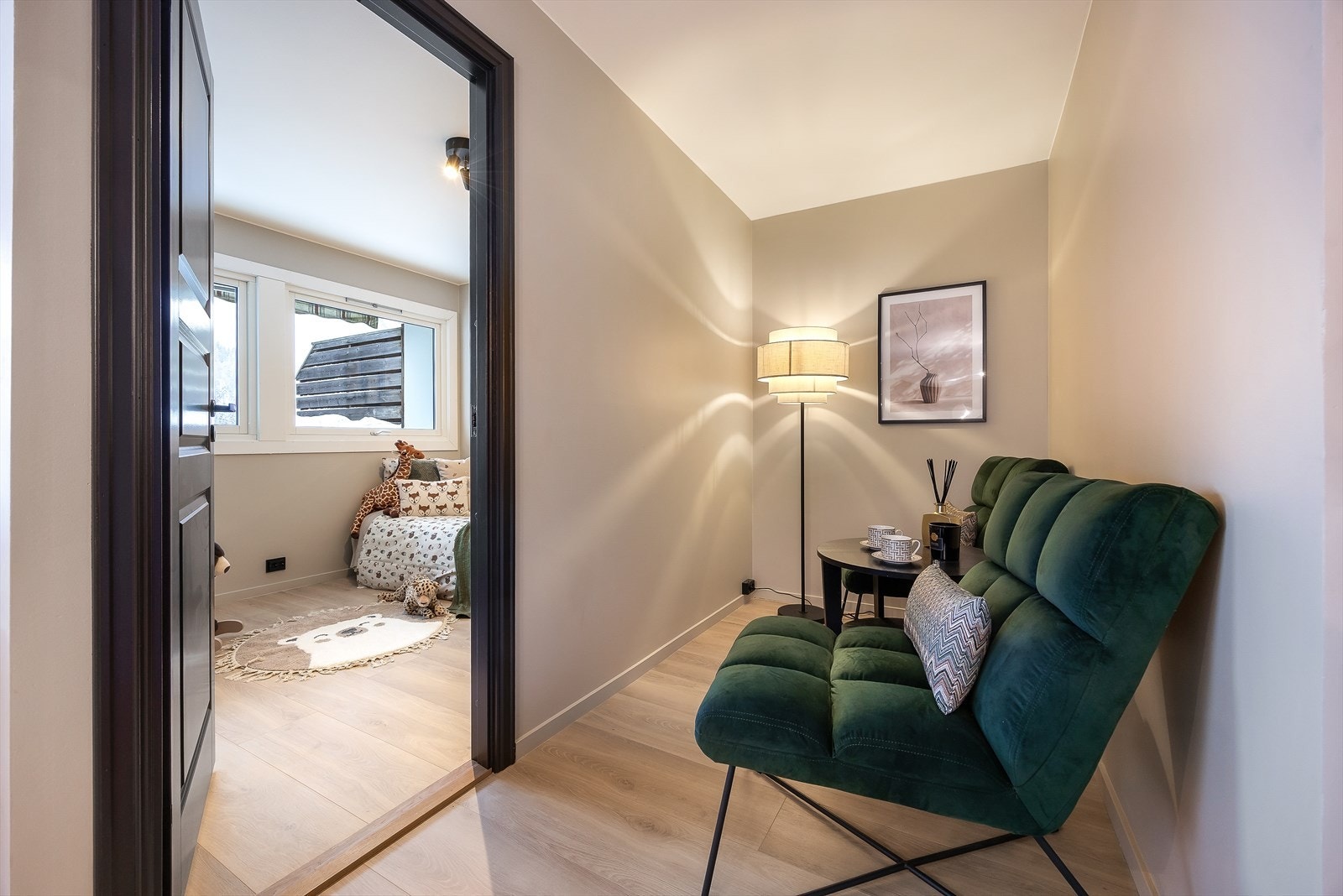 Det er etablert en koselig lesekrok i stuen. Dette var opprinnelig del av soverommet og kan med enkle grep tilbakestilles dersom man ønsker et større soverom Galleribilde