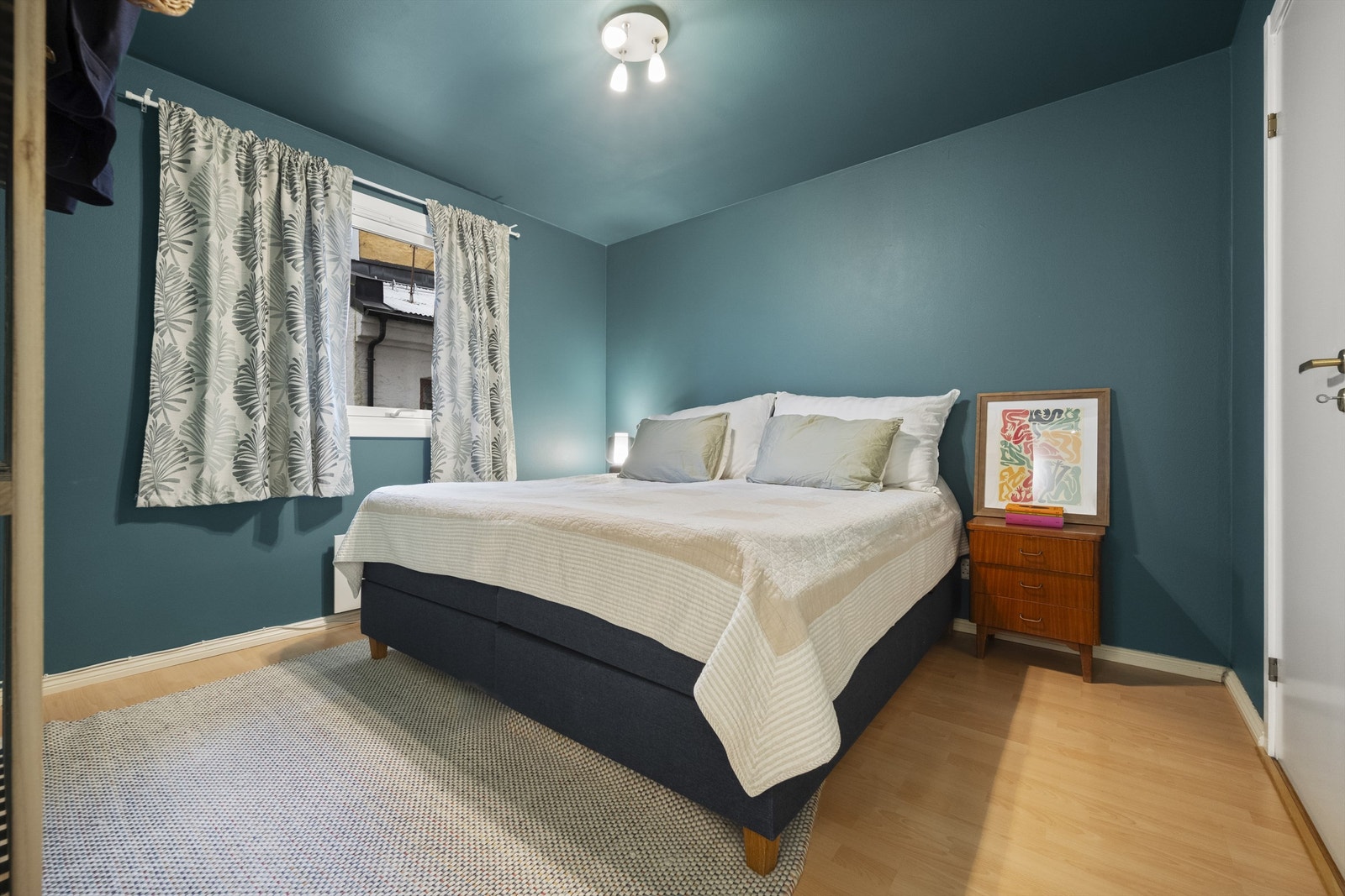 Soverommet er av god størrelse og har plass til dobbeltseng med tilhørende nattbord. Galleribilde