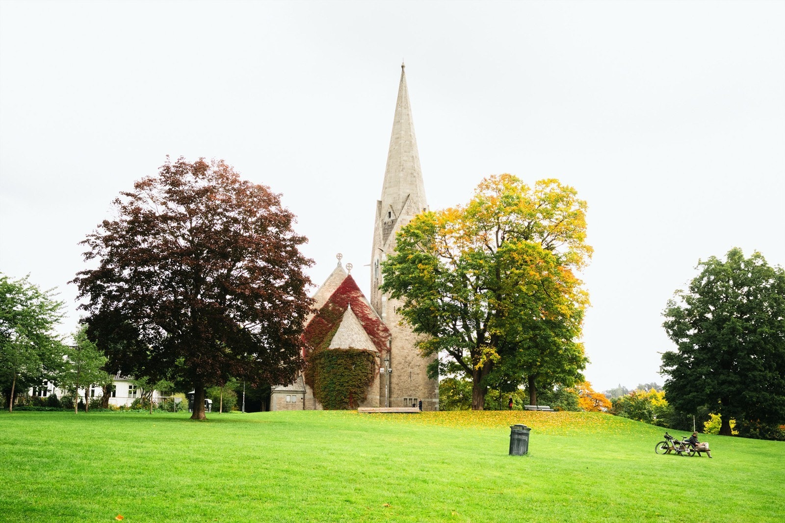 Vålerenga park ligger rett bak borettslaget og oppleves som en forlengelse av hagen. Galleribilde