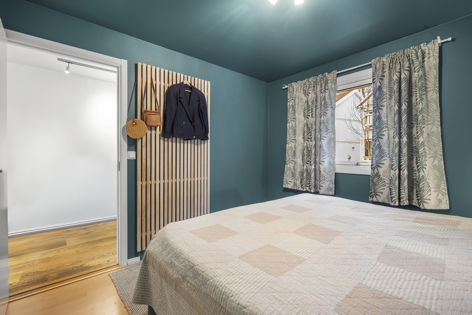 Rommet er malt i en behagelig farge som inviterer til en god natt søvn. Galleribilde