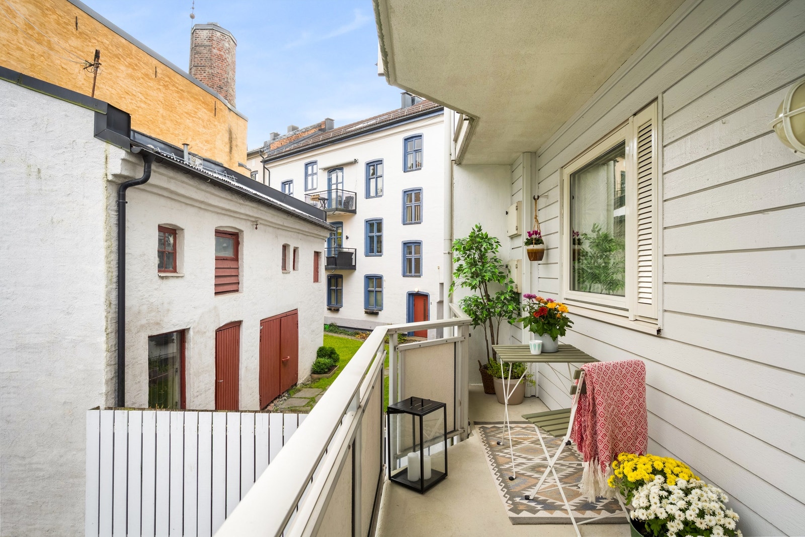 Inngang til leiligheten i enden av en hyggelig svalgang. Galleribilde