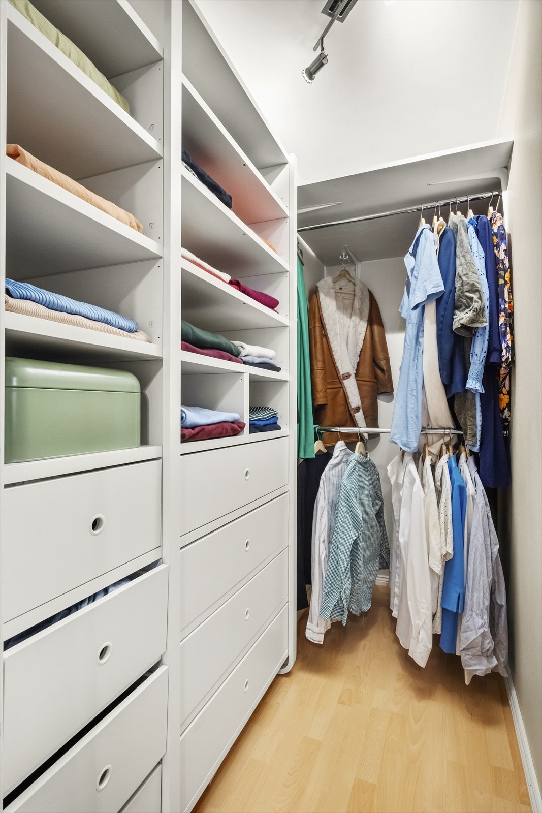 Fra soverommet har du direkte adkomst til en innvendig bod som er innredet til et walk-in closet. Galleribilde