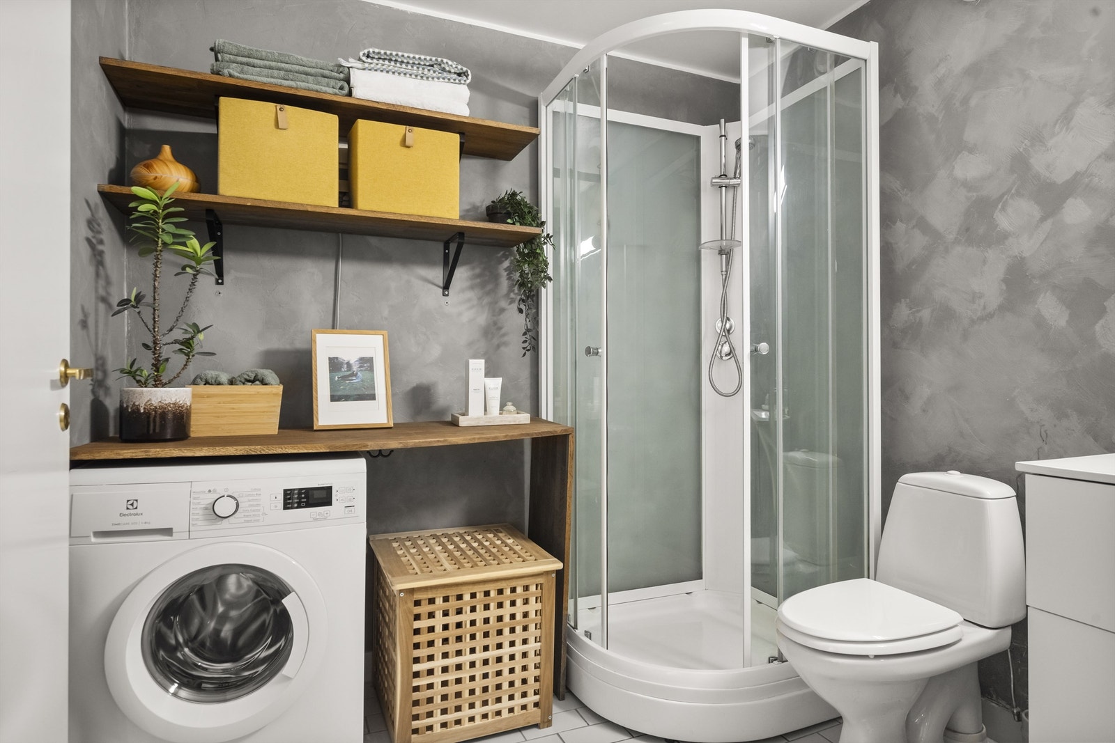 Innredningen består av toalett, servant nedfelt i innredning og dusjkabinett. Servanten ble byttet i 2025. Det er opplegg for vaskemaskin samt en praktisk nisjeløsning for klesvasken. Galleribilde