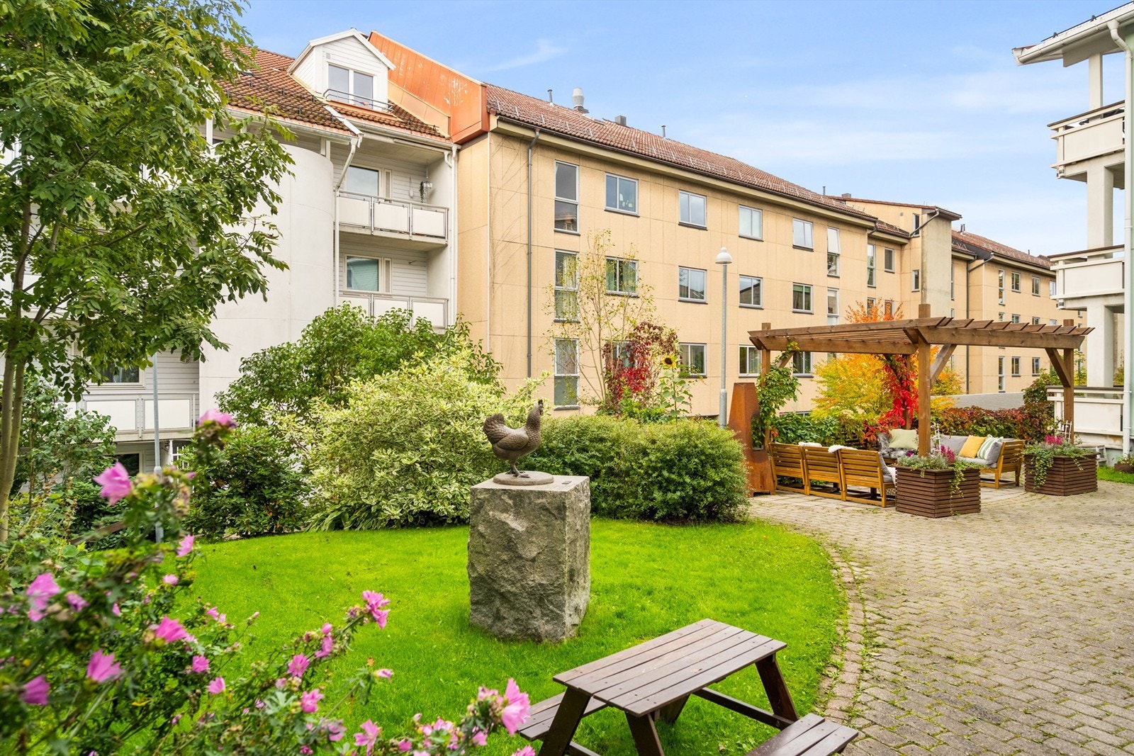 Leiligheten ligger i et trivelig område med lite støy rundt. Galleribilde