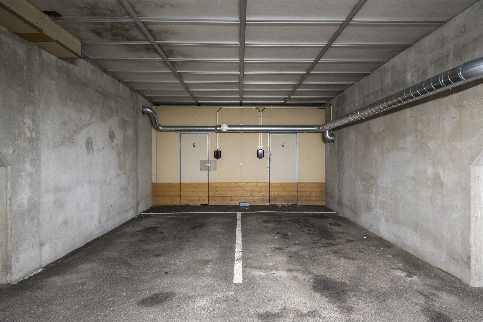 Oppvarmet garasjeanlegg med parkeringsplasser med rimelig leie i borettslaget. Utleie etter ventelister gjennom styret. Boligen disponerer en bod på ca. 5 kvm som i dag ligger bak parkeringsplassen som selger leier. Galleribilde