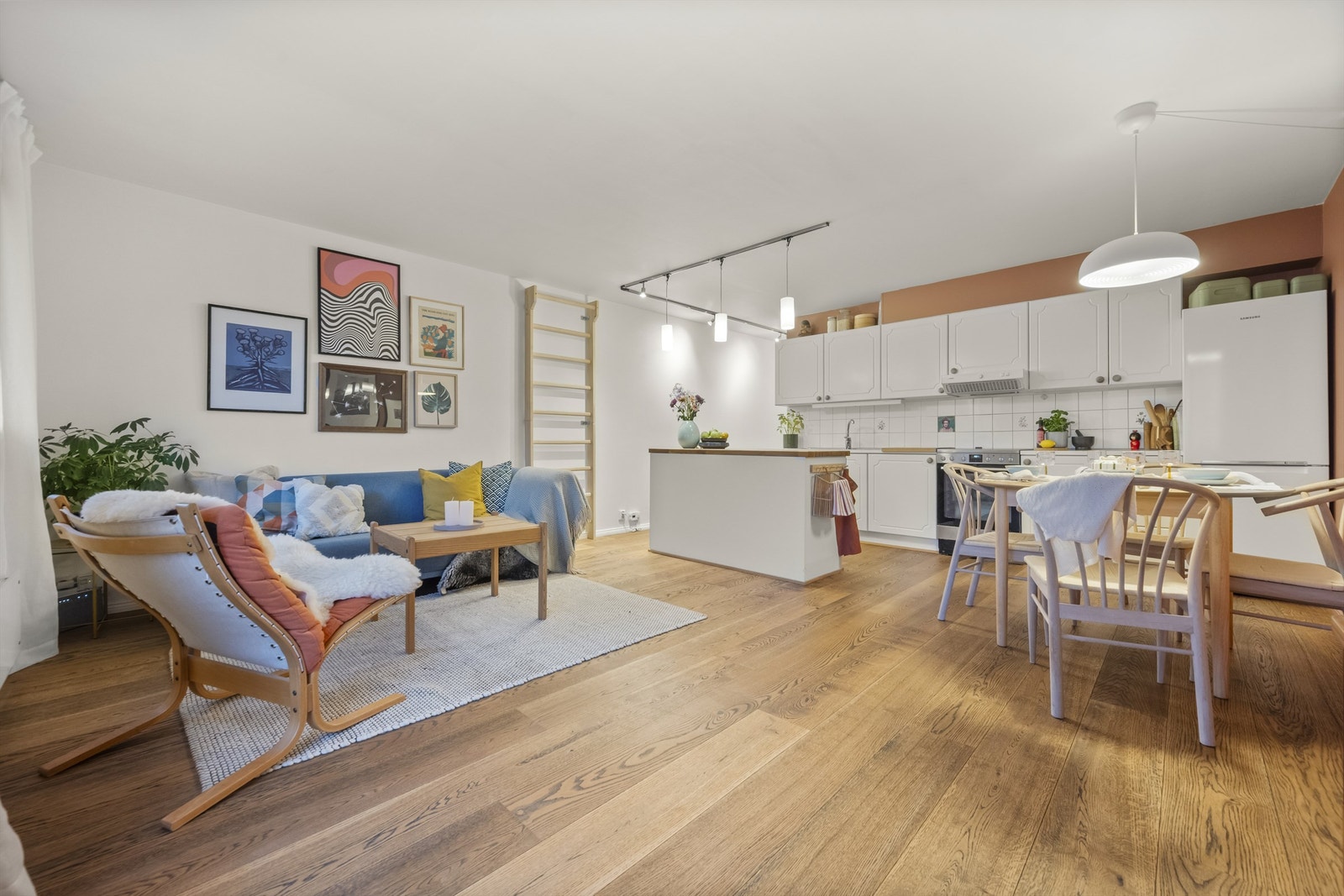 Det er god plass til møblement som sofa med tilhørende salongbord og tv-seksjon. Her kan man med andre ord innrede etter eget ønske og personlig stil. Galleribilde