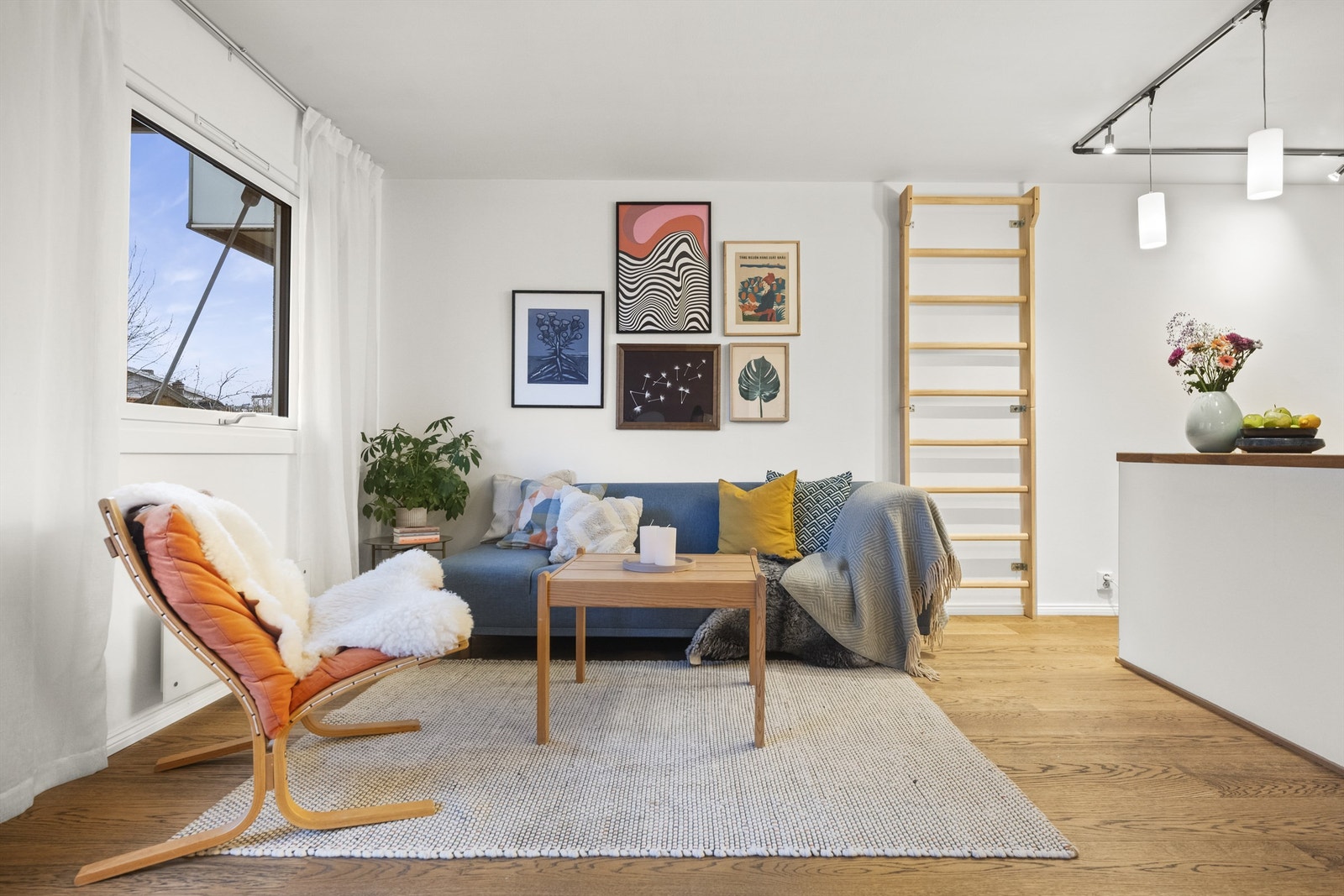 Det er behagelig gulvvarme på både kjøkkenet og stuen, noe som sørger for en lun og behagelig atmosfære. Galleribilde