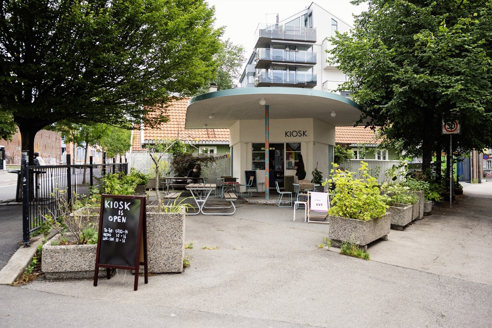 Kiosk! er en hyggelig kaffebar som holder til i en bensinstasjon fra 1935 i St. Halvards gate på Galgeberg. Galleribilde