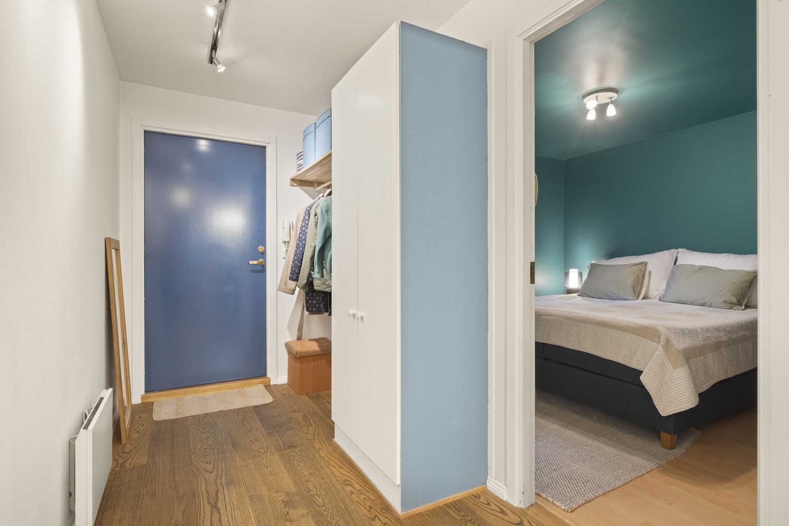 Innbydende entré med god plass for oppbevaring av yttertøy og sko. Galleribilde