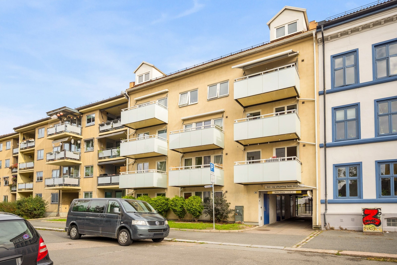 Gateparkering i blindveien rett utenfor boligen. Her er det lite trafikk som følge av at boligen ligger i enden av blindveien. Galleribilde