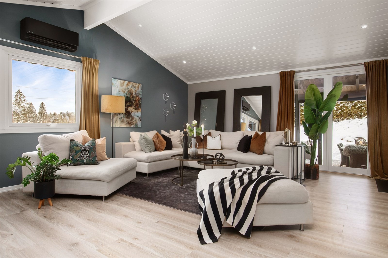 Stuen gir god plass for sofagruppe med tilhørende tv-møblement Galleribilde