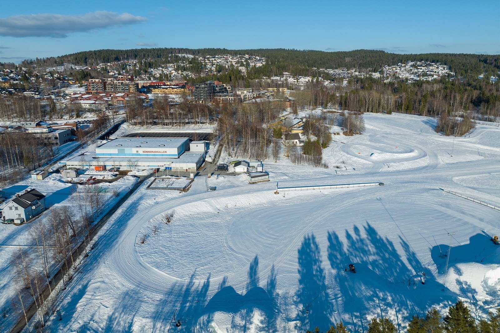 Kort vei til Konnerud Stadion med preparerte skiløyper, samt fotballbaner og håndballhall Galleribilde