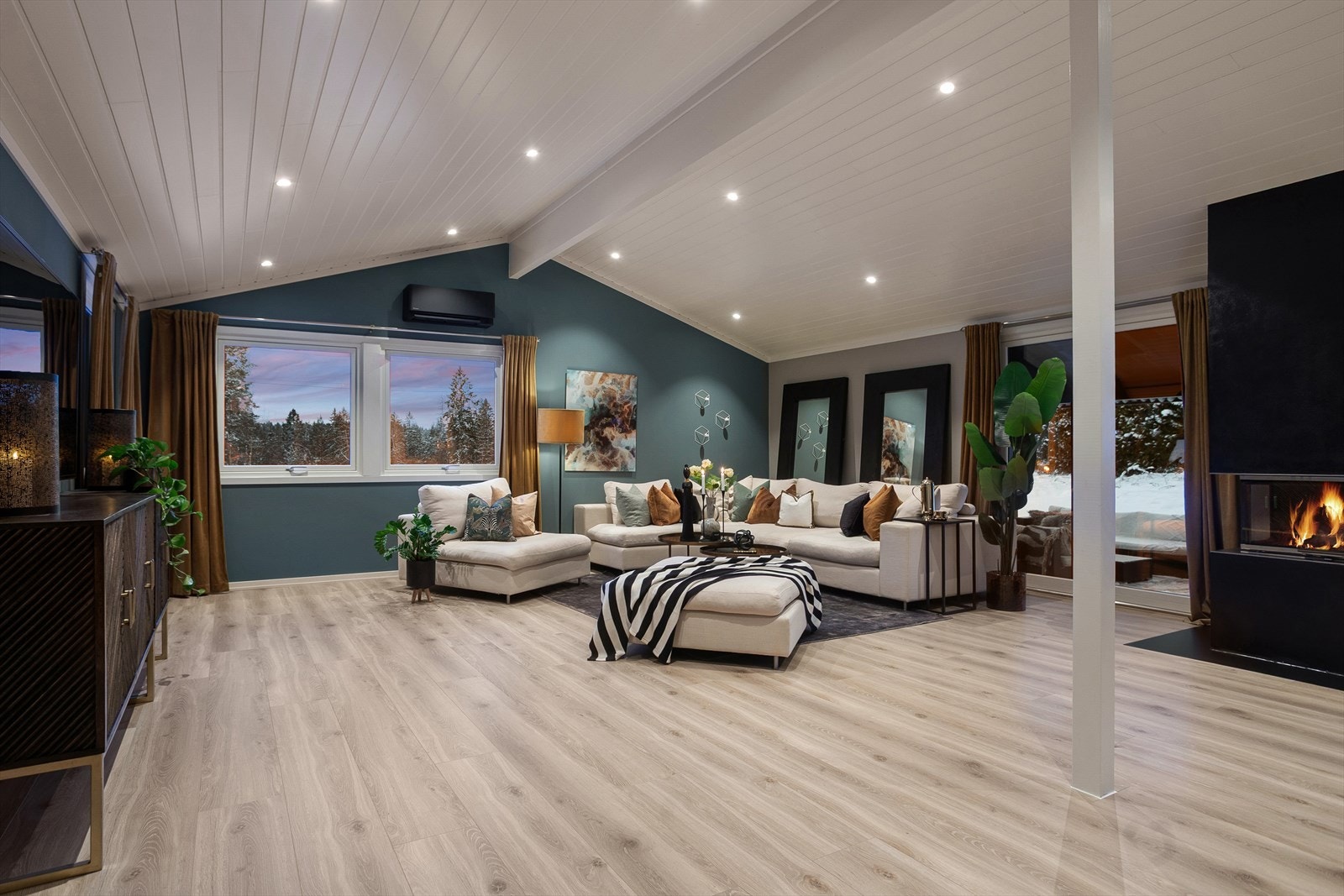 Både peis og varmepumpe i stue Galleribilde