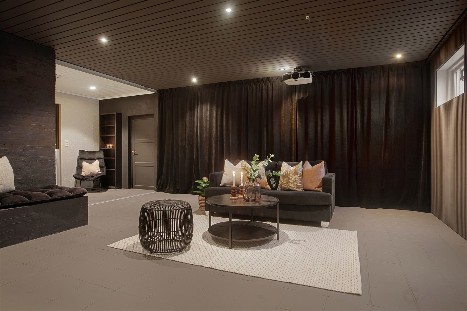 Rommet er malt i mørke farger, har downlights i tak og et moderne uttrykk Galleribilde