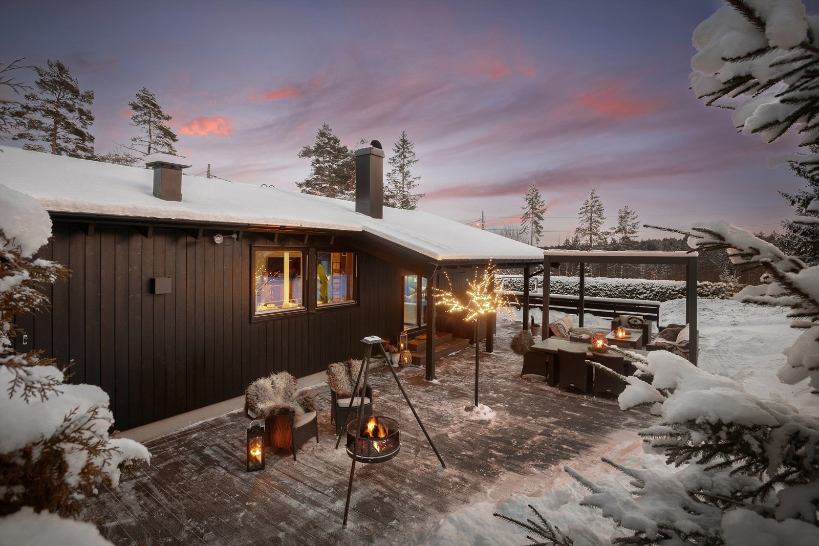 Fra stuen er det adkomst til skjermet uteplass Galleribilde