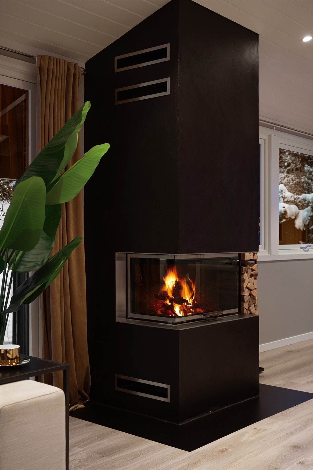 Delikat peis som bidrar til en lun atmosfære i oppholdsrommet Galleribilde