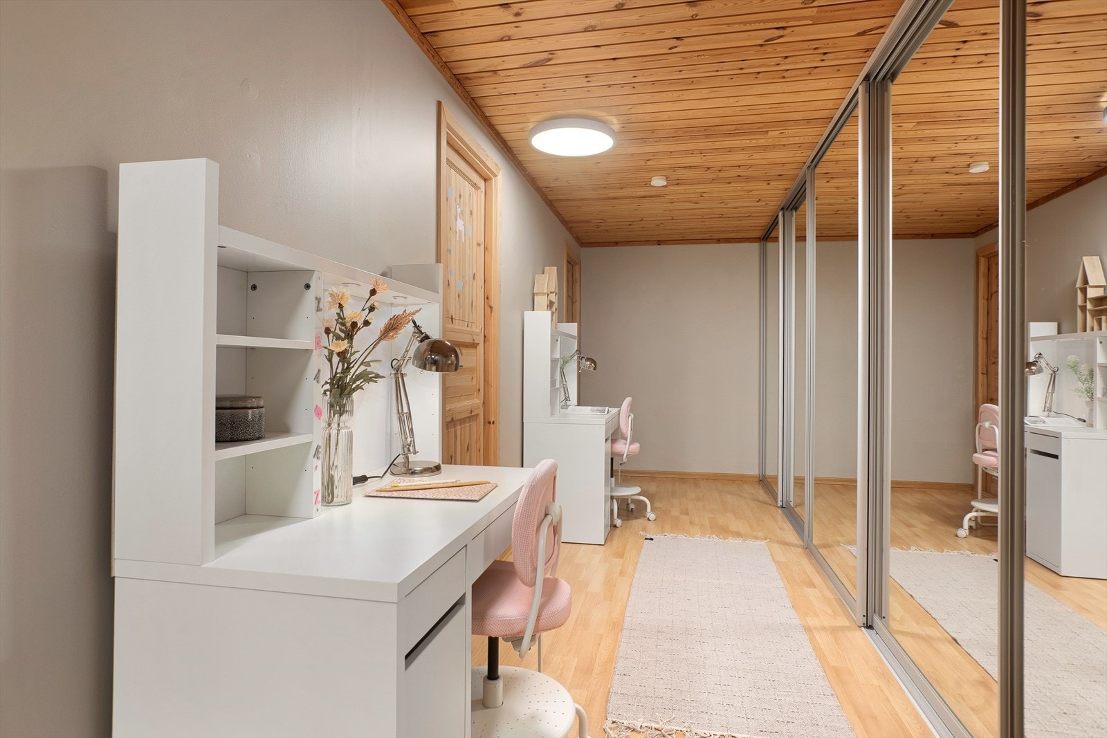 Praktisk gang med stor skyvedørsgarderobe som gir rom for diverse oppbevaring Galleribilde