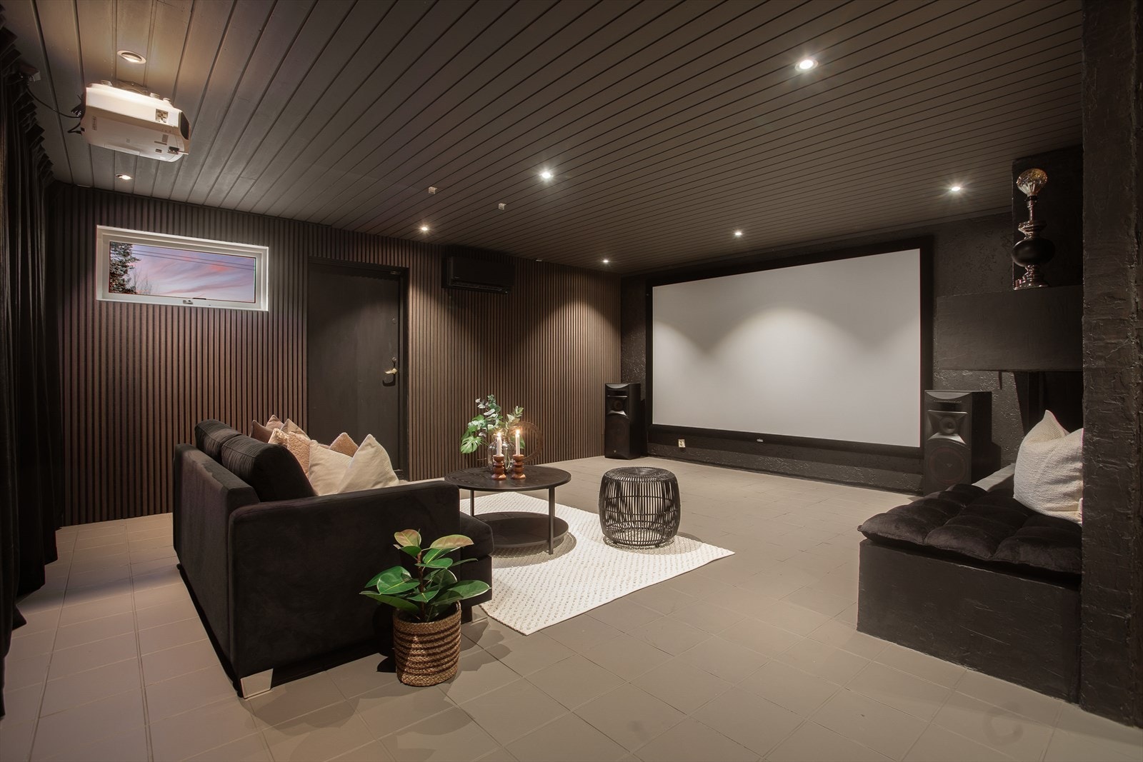 Kjellerstue innredet som kinorom Galleribilde