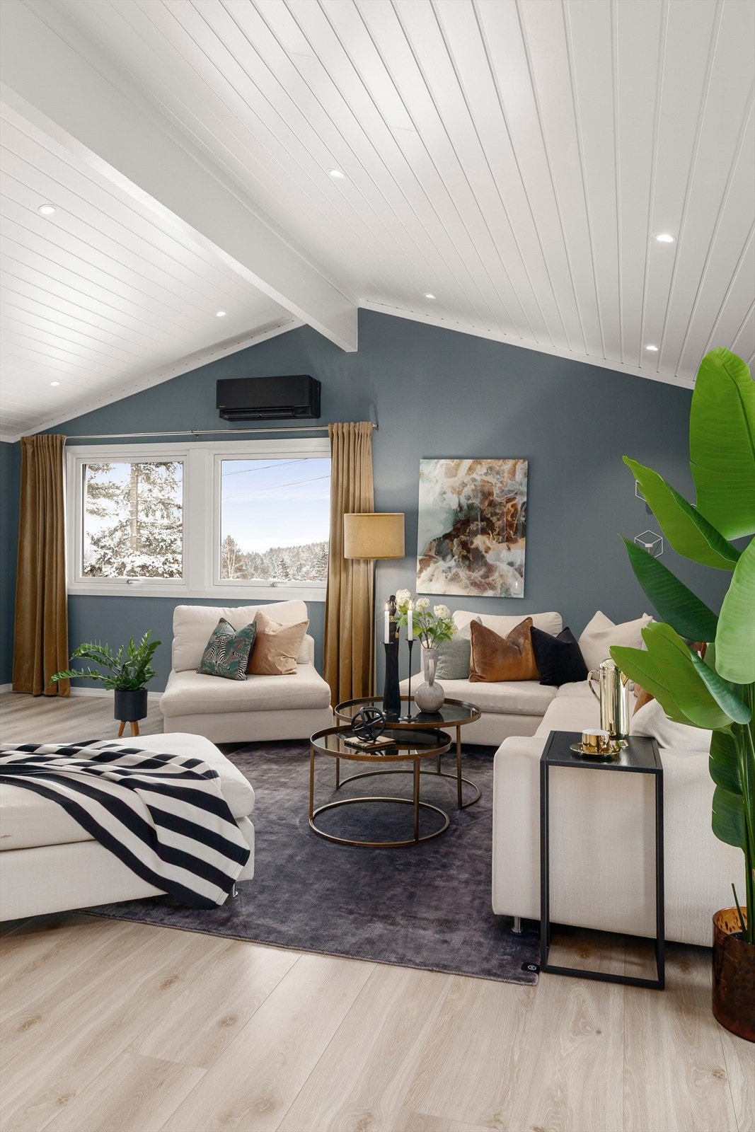 Det er innfelte downlights i tak for tilpasset belysning Galleribilde