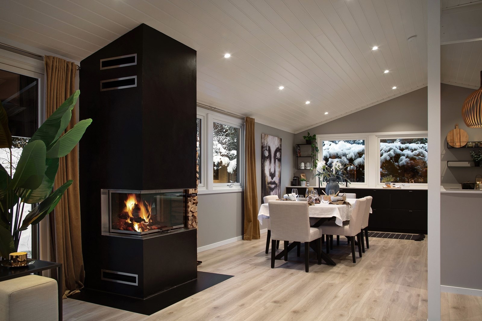 Videre er det flott spisestue i tilknytning til kjøkkenet Galleribilde