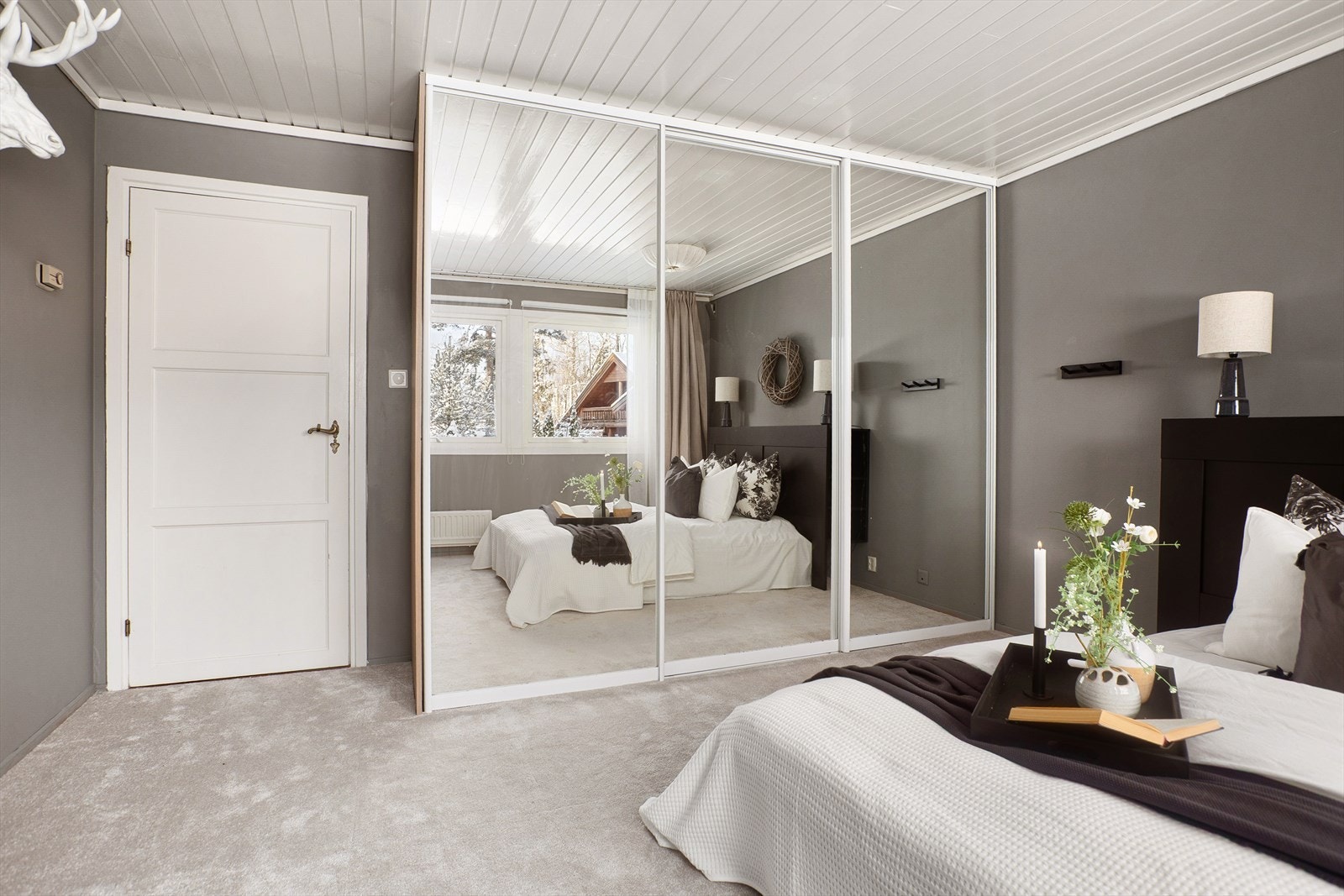 Videre er det etablert praktisk skyvedørsgarderobe for oppbevaring Galleribilde