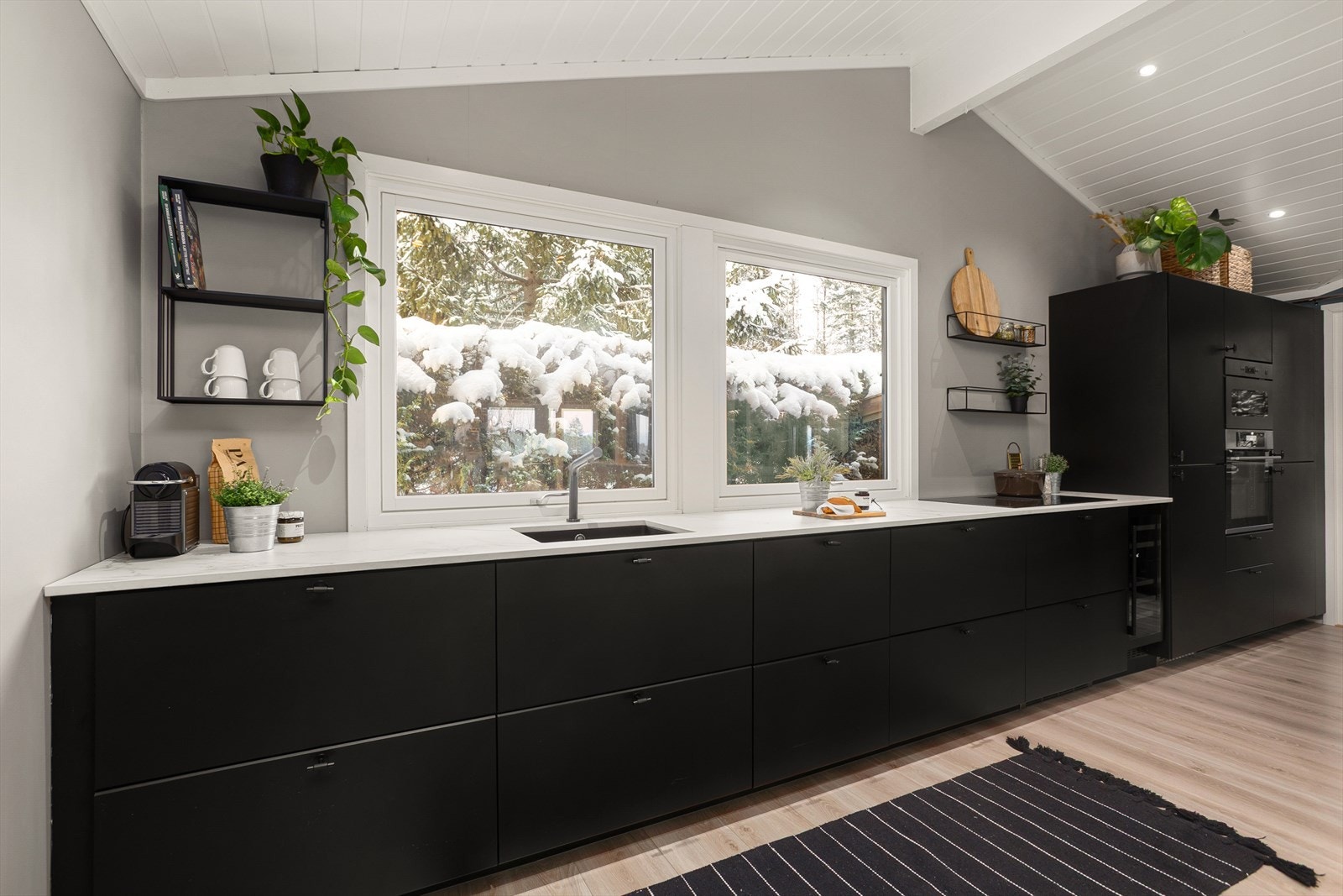 Stilrent kjøkken fra 2018 med innredning fra Ikea Galleribilde