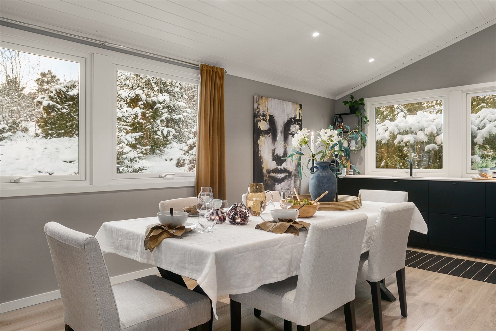 God plass for langbord med tilhørende møblement Galleribilde