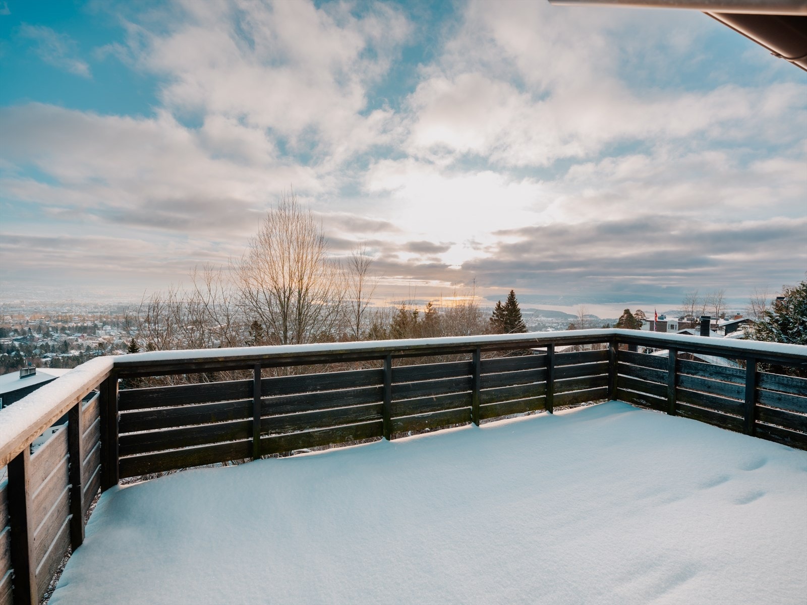 Terrassen utgjør en herlig forlengelse av boligen og har god plass til utemøblement, solsenger, grill og beplantning Galleribilde