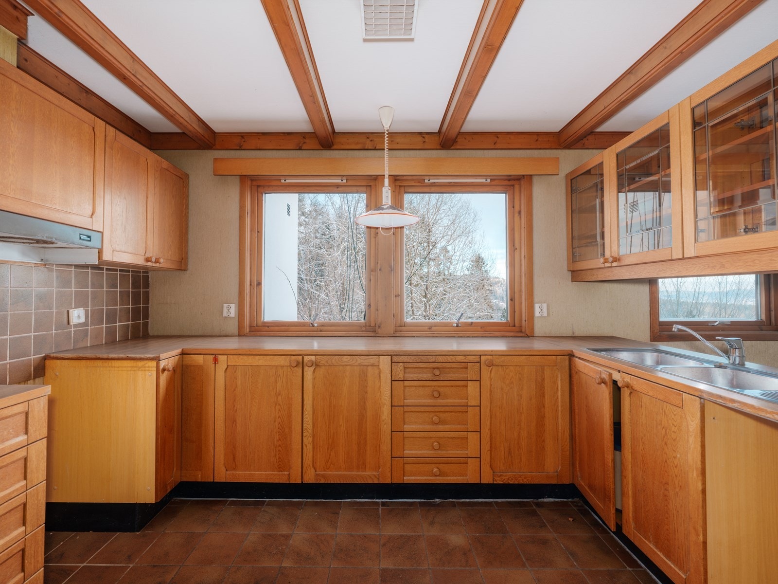 Kjøkkeninnredning med speilprofilerte fronter og benkeplate med nedfelt dobbel vaskekum. Godt med skap og benkeplass Galleribilde