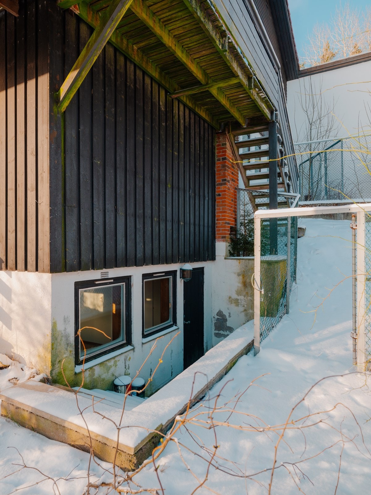 Det er også trapp ned fra terrassen til hagen Galleribilde