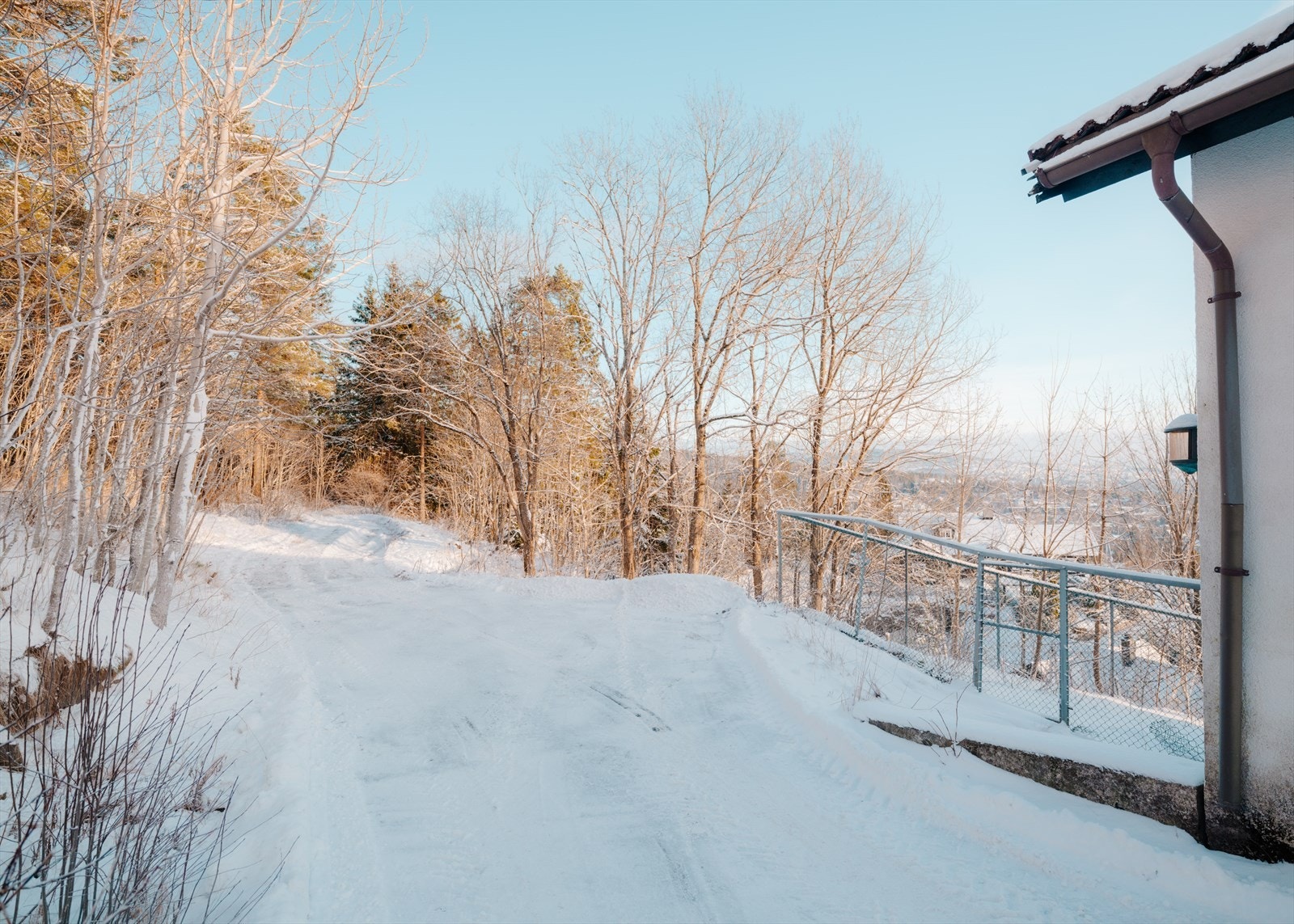 Her bor du skjermet og fredelig i frisk fjelluft med ski in-ski out , og tilgang til turstier, skiløyper og sykkelruter året rundt Galleribilde