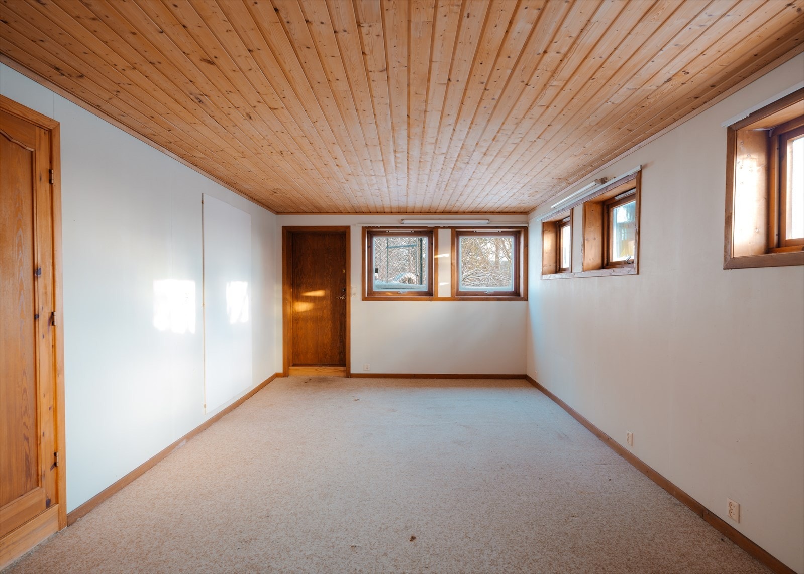 Stuen har rikelig med vindusflater og egen inngang Galleribilde