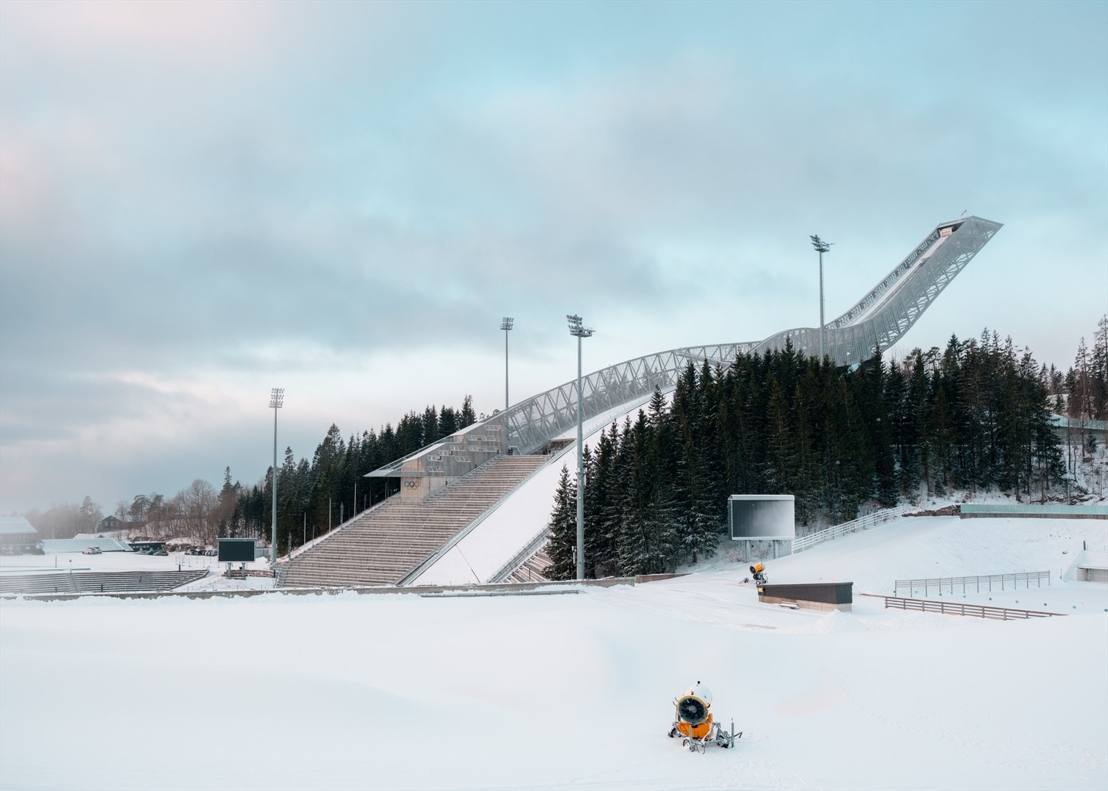 Holmenkollen Riksanlegg med skiarena, rulleskibane og den ikoniske Holmenkollbakken like ved Galleribilde