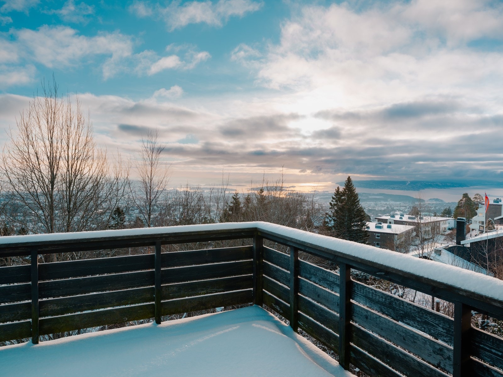 Eiendommen har en usjenert beliggenhet hvor både sol og utsikt virkelig kommer til sin rett Galleribilde