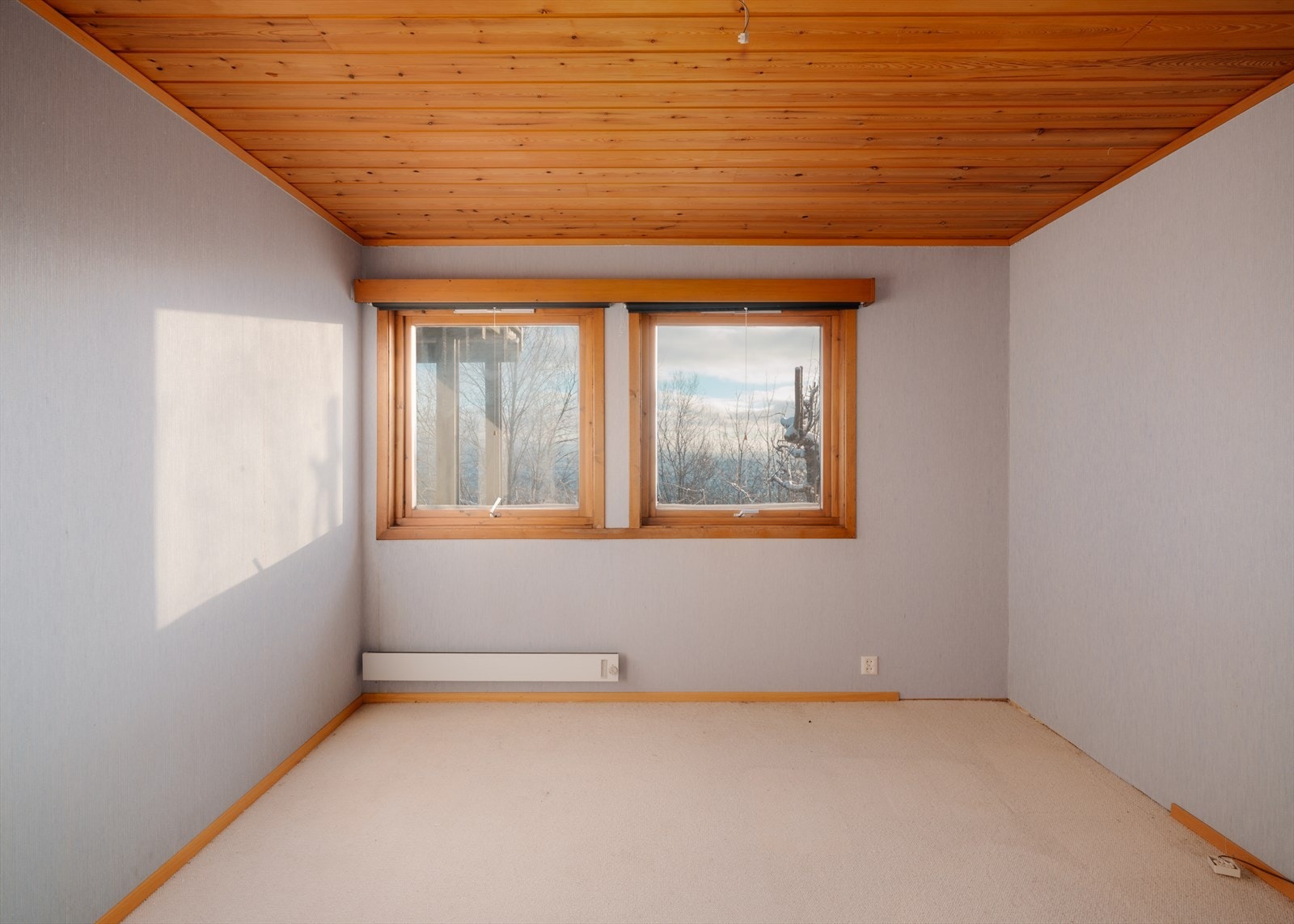 Romslig soverom i underetasje med gode lysforhold Galleribilde