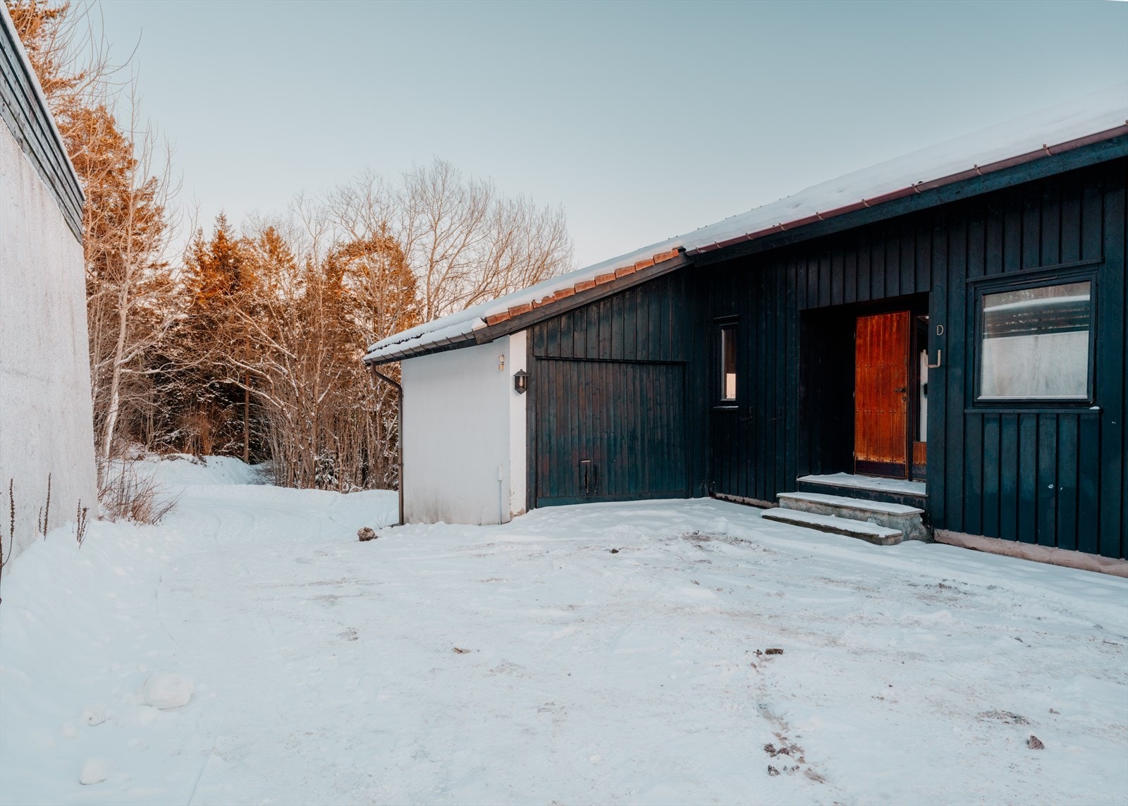 Boligen ligger innerst i en privat stikkvei fra Holmenkollveien, skjermet fra trafikk og støy. Direkte adkomst til løypenettet Galleribilde