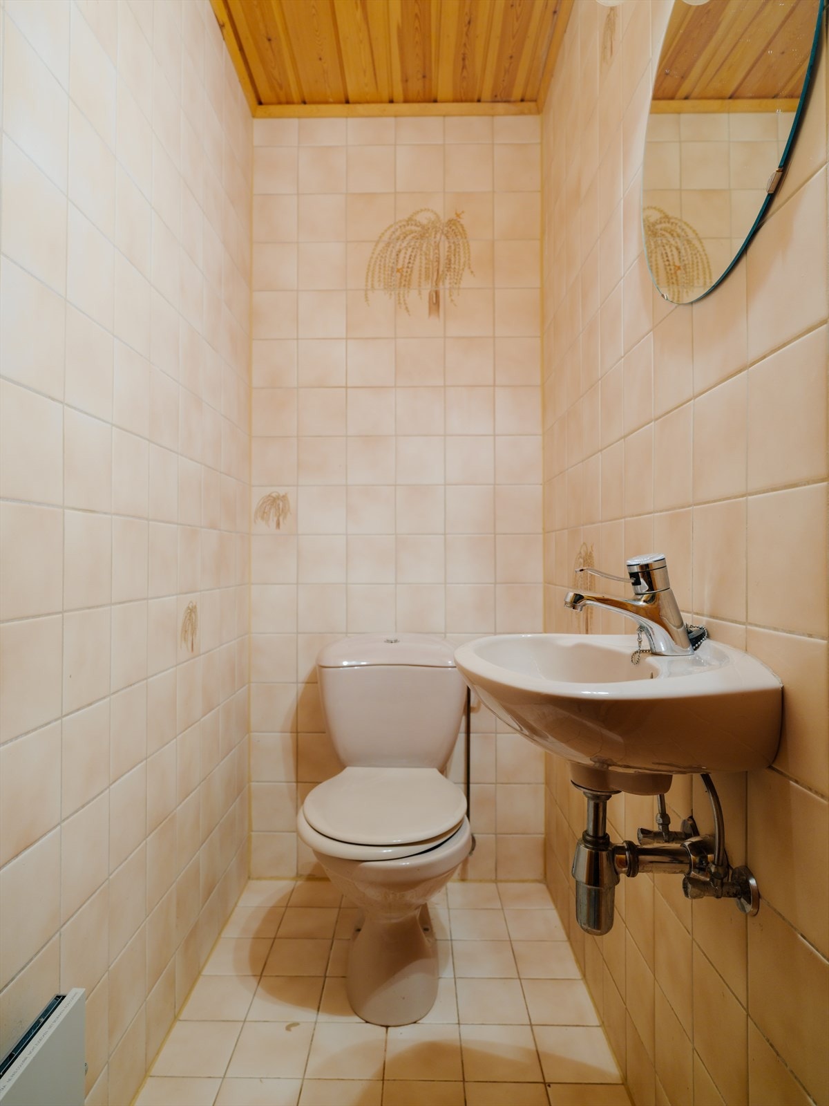 Helfliset toalettrom fra byggeår, innredet med toalett og servant Galleribilde